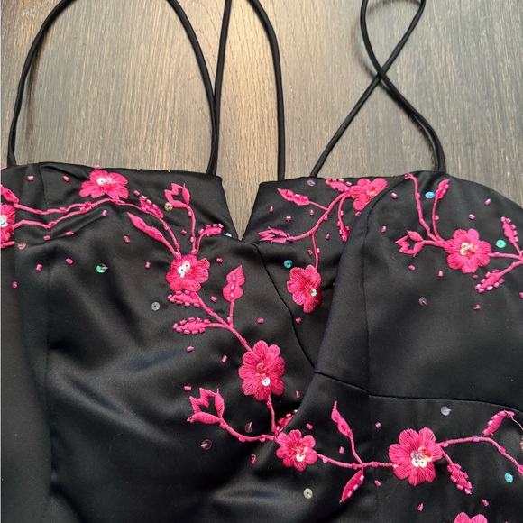NIKI LAVIS BLACK GOWN WITH PINK FLORAL EMBROIDERY SIZE 6 - Picture 8 of 8